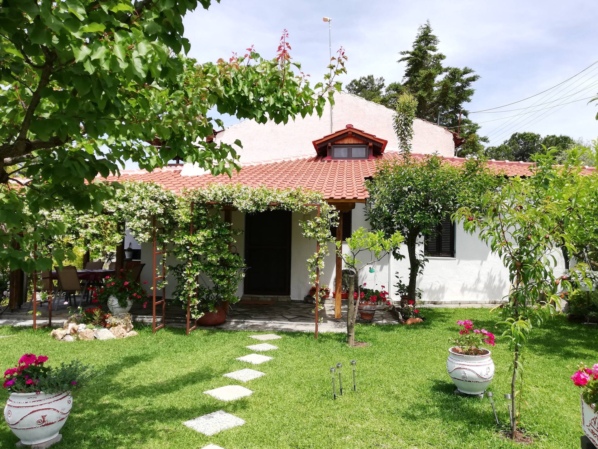 House with garden near the sea!