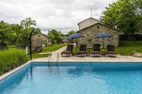 Villa M-Mate with Pool - Privacy Guaranteed
