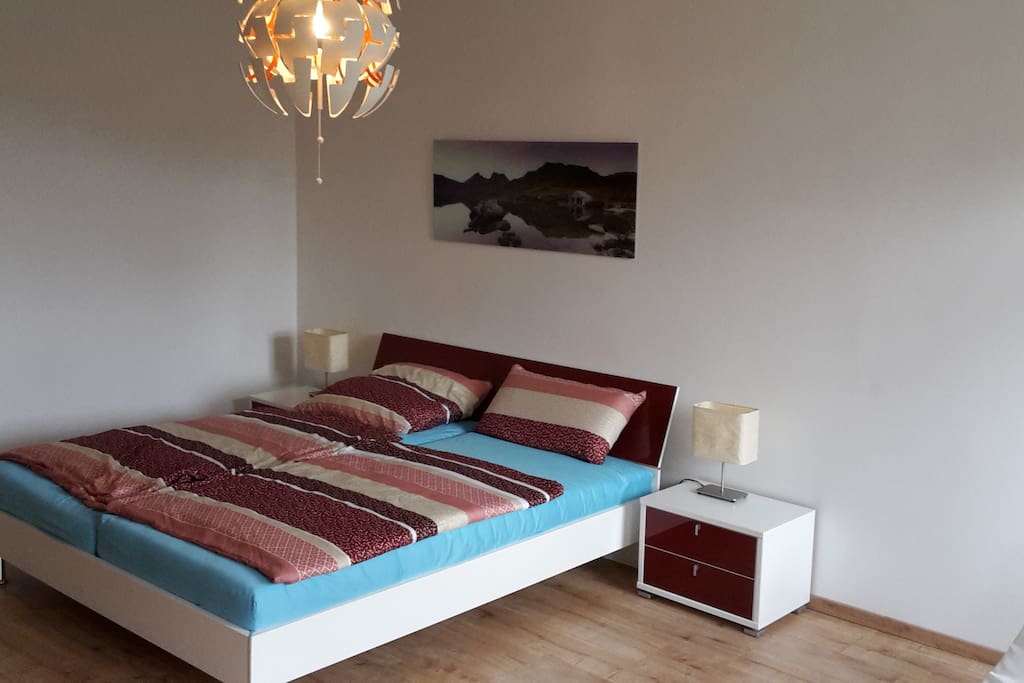 Schlafzimmer mit Doppelbett 1,80 x 2,00m