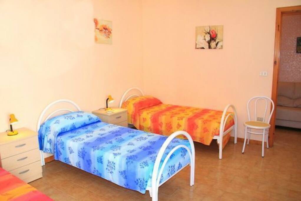 camera da letto con 3 letti singoli