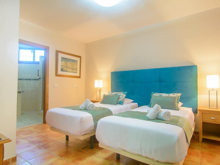 Spavaća soba za goste s 2 kreveta za jednu osobu, televizor s ravnim zaslonom