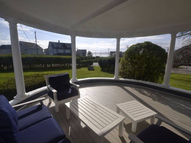 Large Victorian, great porches, steps to beach gallery image 2