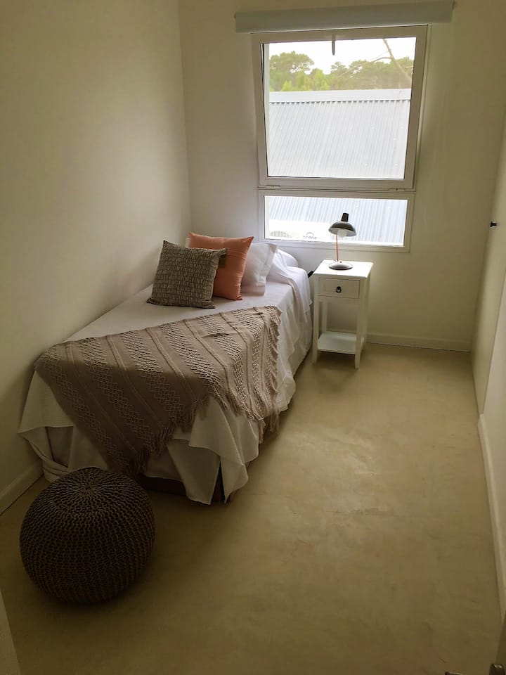 Chumba cha kulala cha 5, watu 2, Ghorofa ya 1. Ina vitanda 2 vya mtu mmoja. (kitanda cha ghorofa). Inaweza kupangwa kwa ajili ya watu 3 ikiwa ni lazima. 