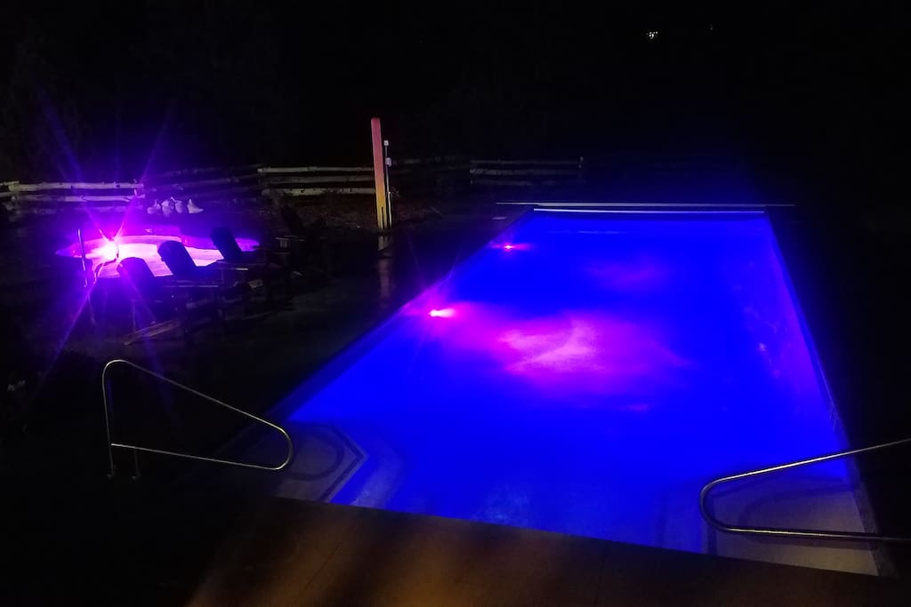 Night time pool a hot tub open 6am-10pm