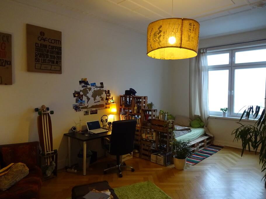 Dein Zimmer mit Schreibtisch.
Your room with desk.