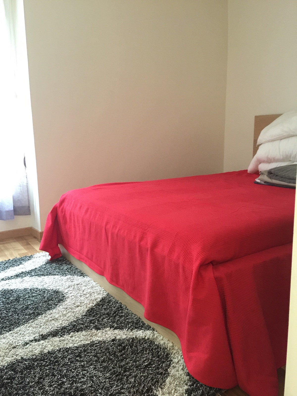 سرير في الغرفة