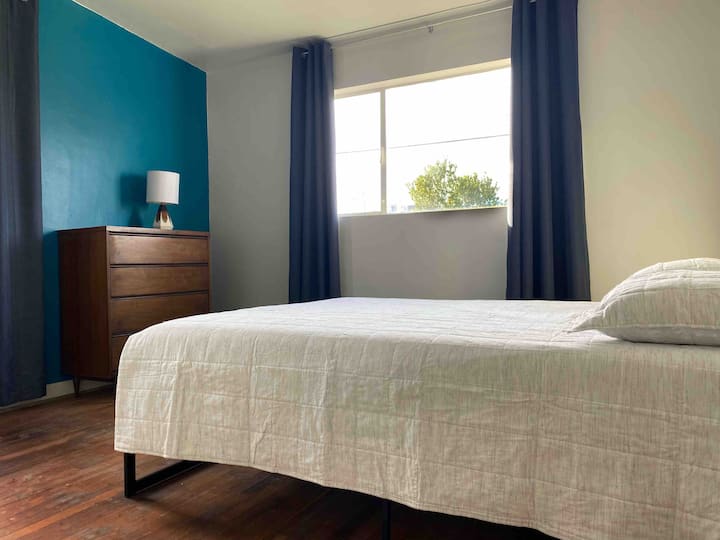 Chumba cha 2 cha kulala: Kitanda aina ya Queen, fanicha za zamani za katikati ya karne 