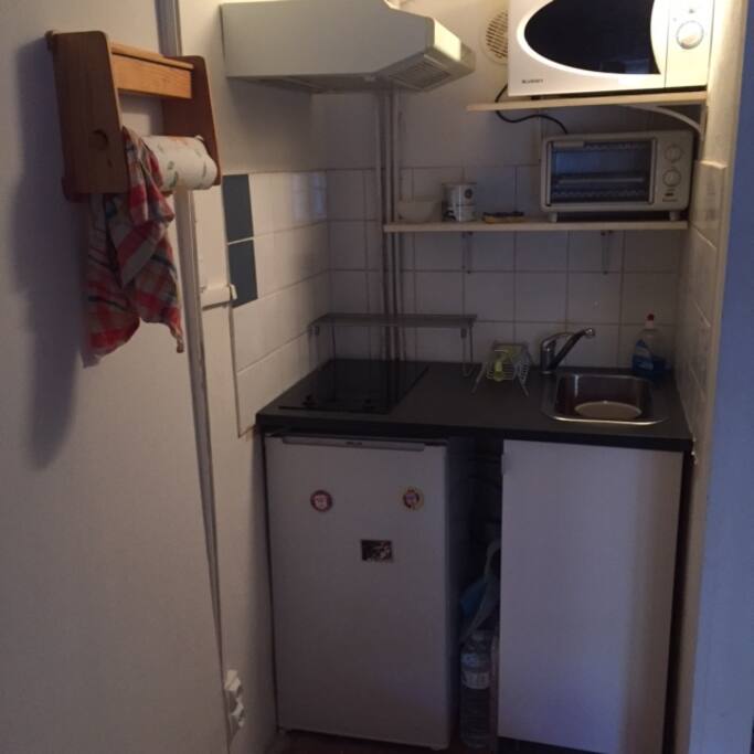 Espace cuisine avec four et micro-onde