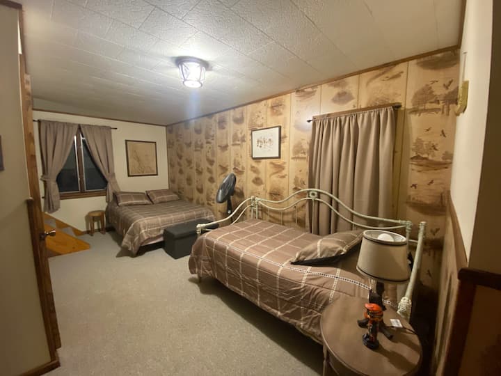 Dormitorio en la planta baja: cama completa y de día con una cama plegable. 