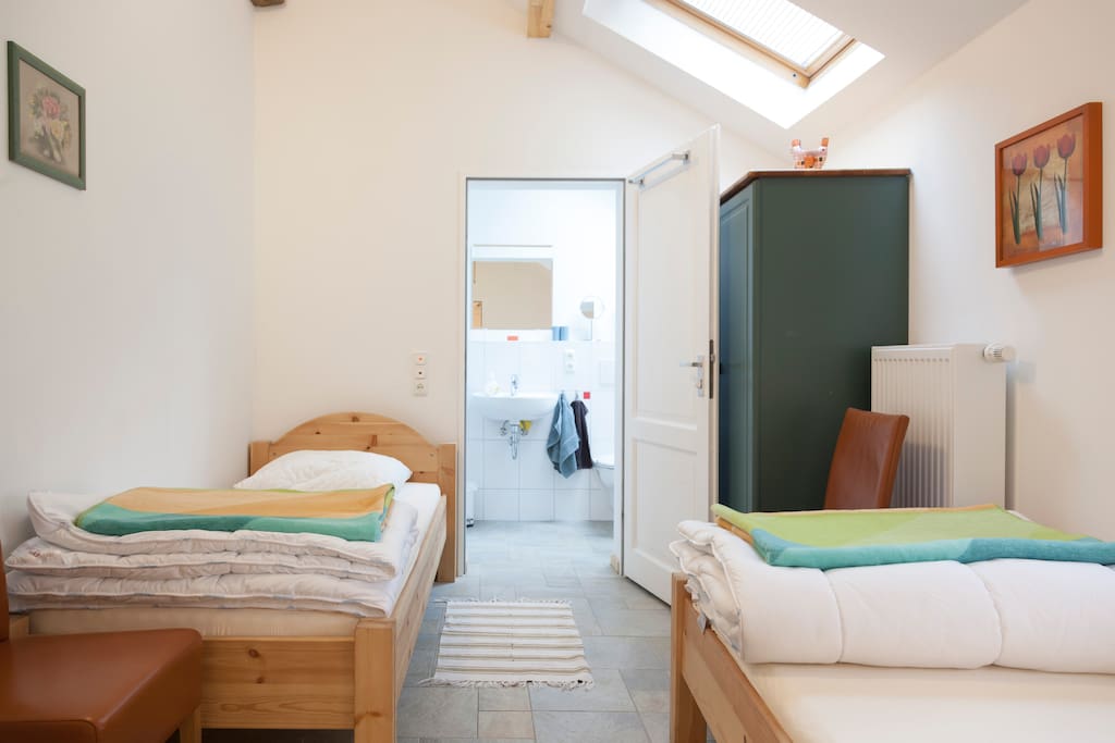 das Schlazimmer mit Bad ist behindertengerecht und hat noch eine Schlafhöhle für ein Kind