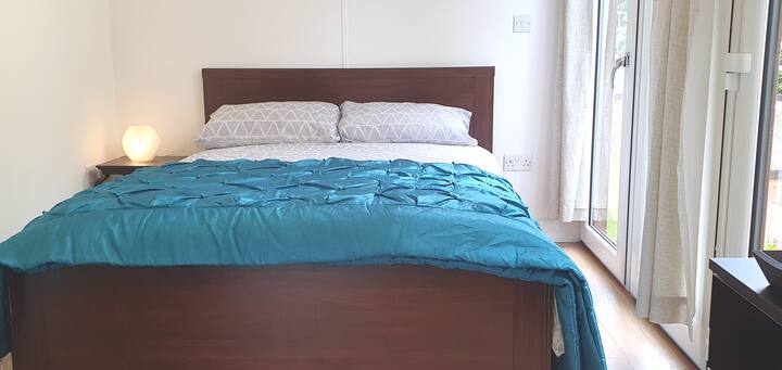 ДВОЙНА СПАЛНЯ

Прекрасна светла и просторна спалня с двойно легло, гардероб със закачалки и скрин.  Вратите се отварят към терасата.