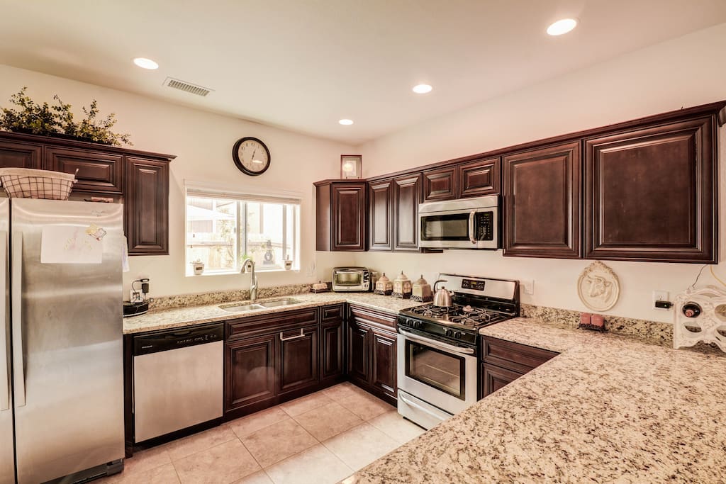 Huge Kitchen w/ Gas Stove/Oven, Dishwasher etc.