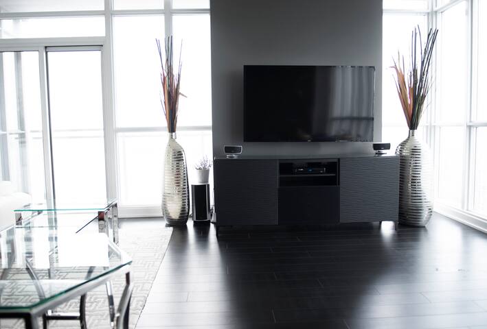 Luxurious Subpenthouse 1300 SQFT with Lake Views gallery image 3