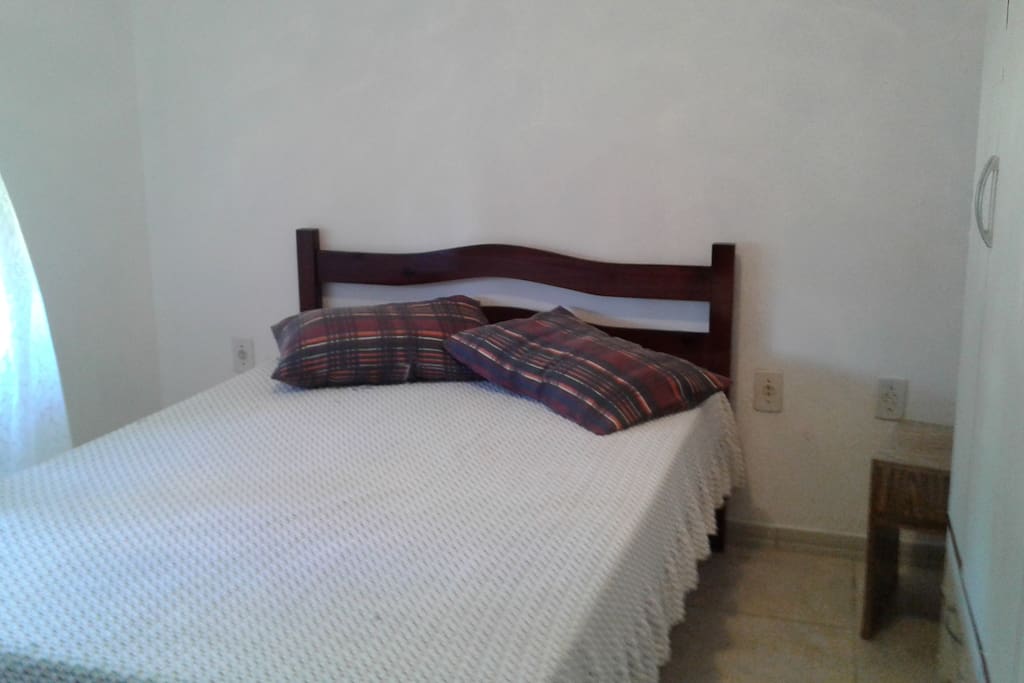 Quarto 1: cama casal + roupeiro + cômoda