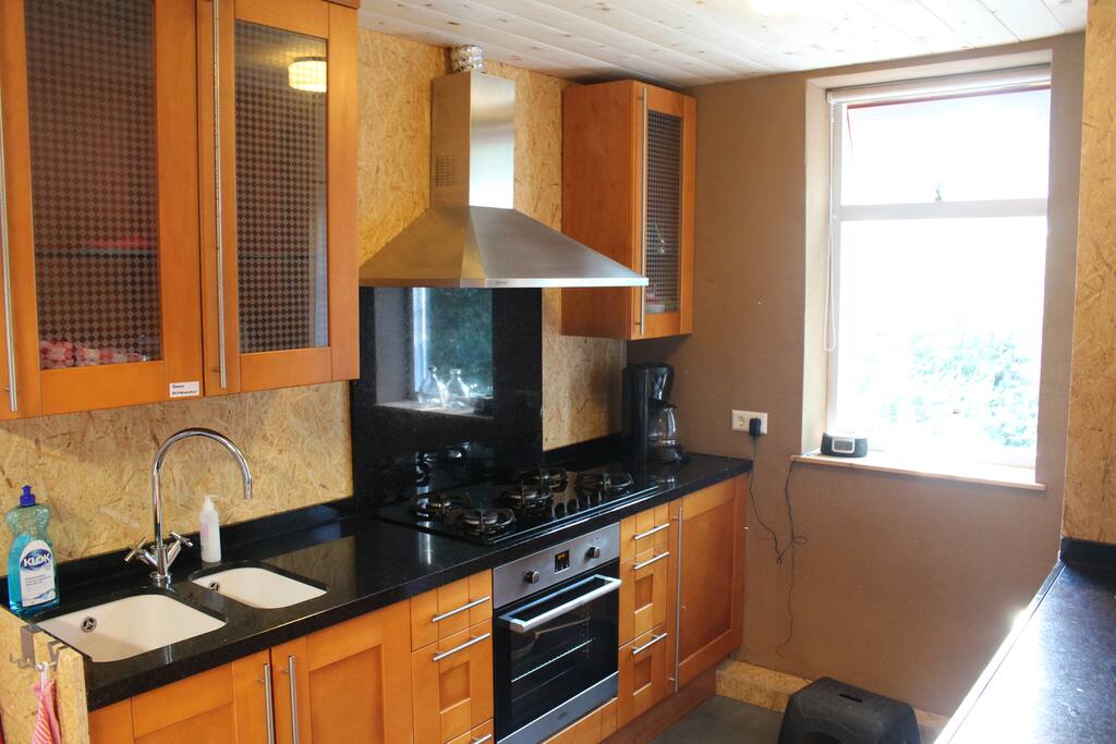 Complete keuken, met vaatwasser en oven.