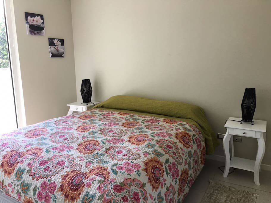Dormitorio con cama matrimonial