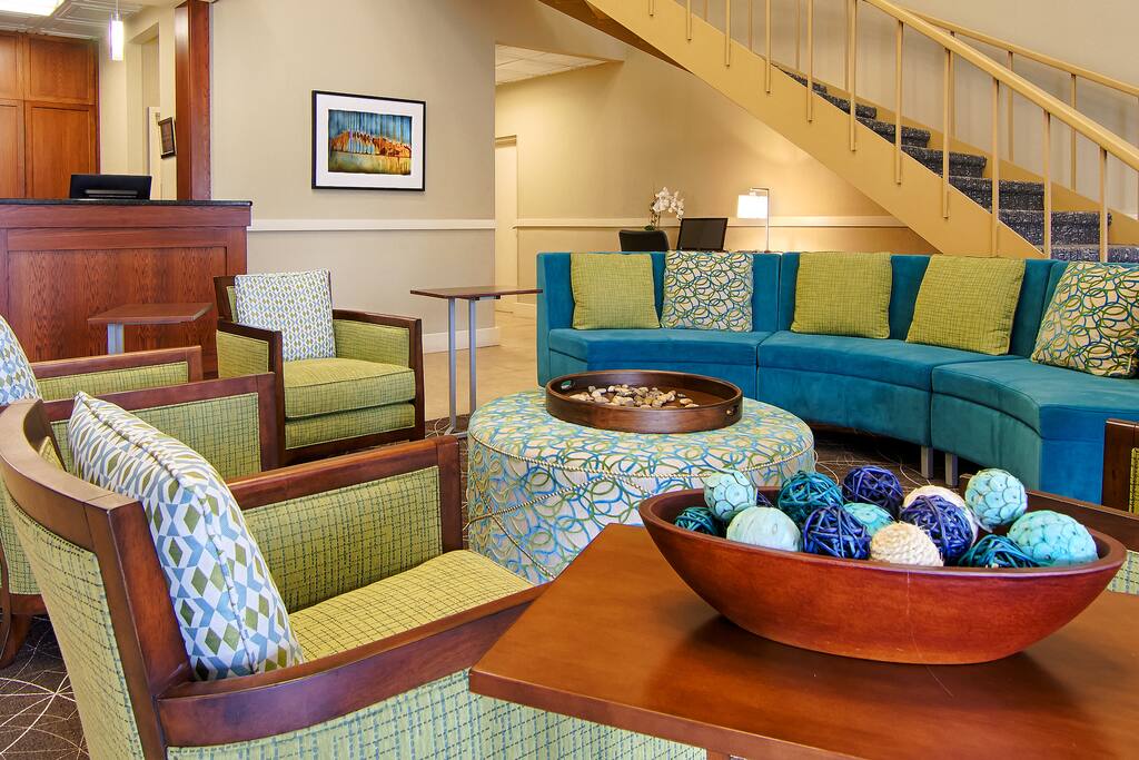 Refreshingly Bright Lobby