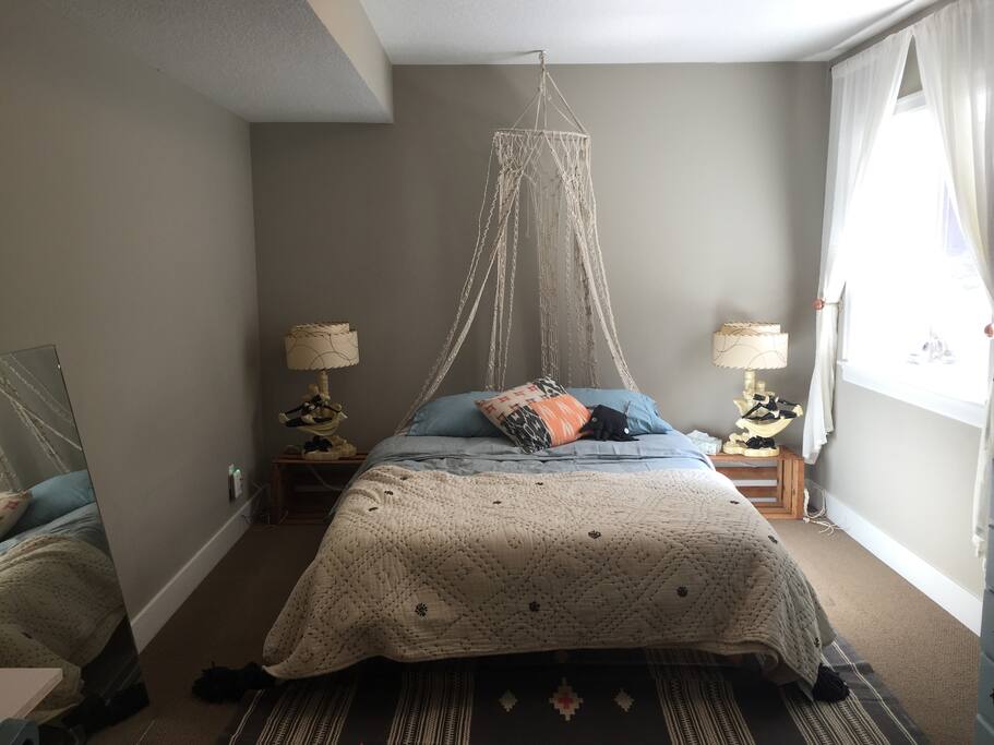 Queen sized bed with linen sheets and memory foam mattress.
