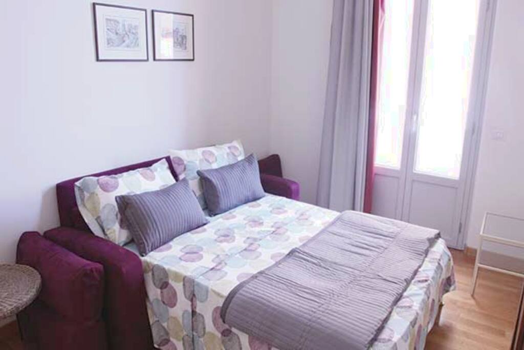 Camera con divano letto