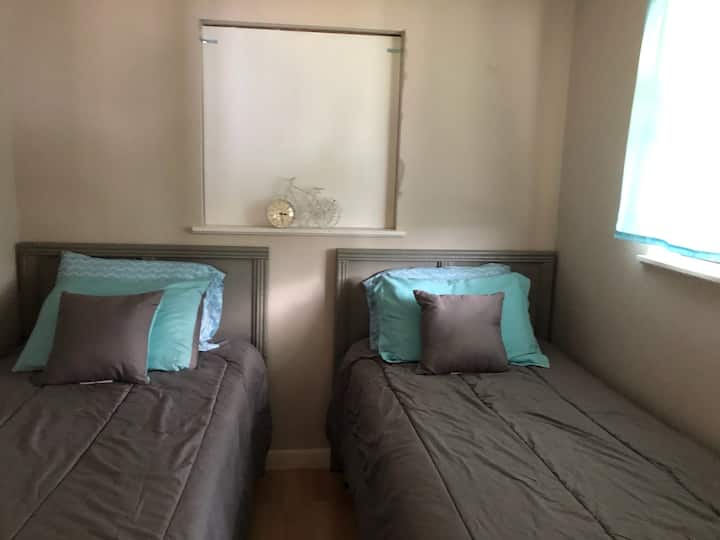 El dormitorio pequeño tiene dos camas individuales.