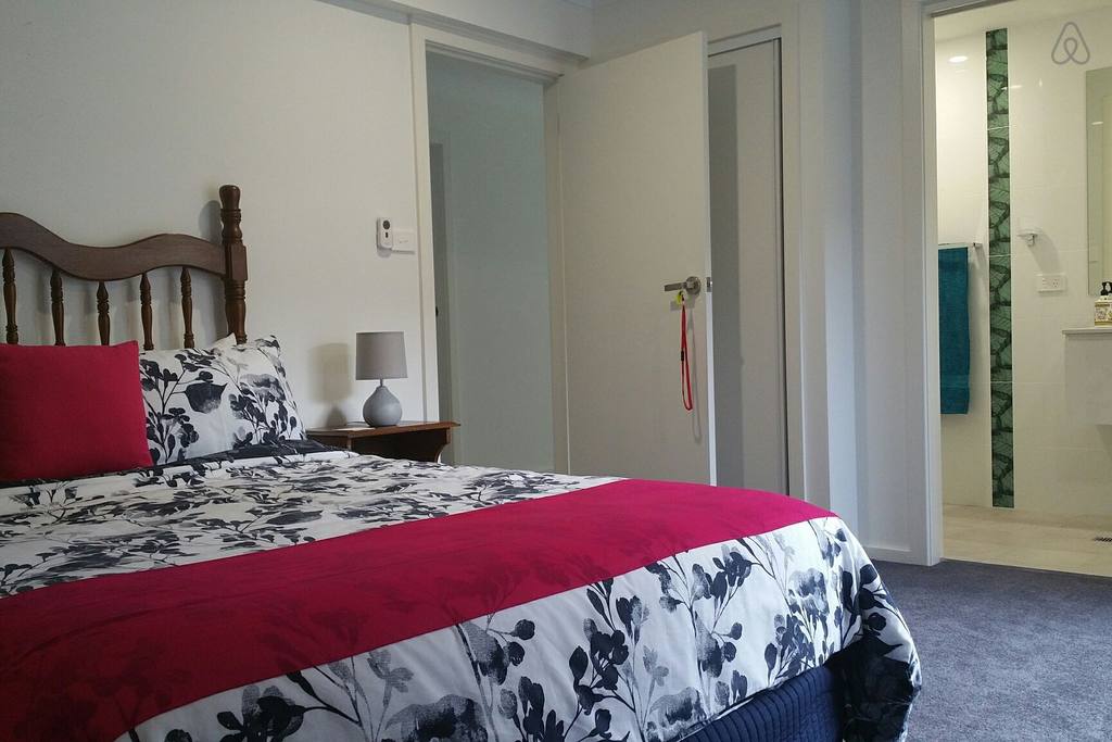 Habitación egipcia y baño privado.