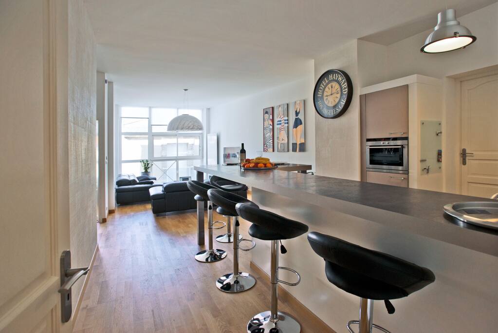 Vue sur l'espace cuisine / salon
