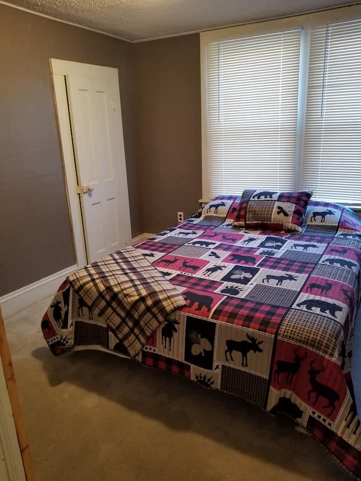 Საძინებელი კომოდით და კარადა ტანსაცმლის დასაკიდად