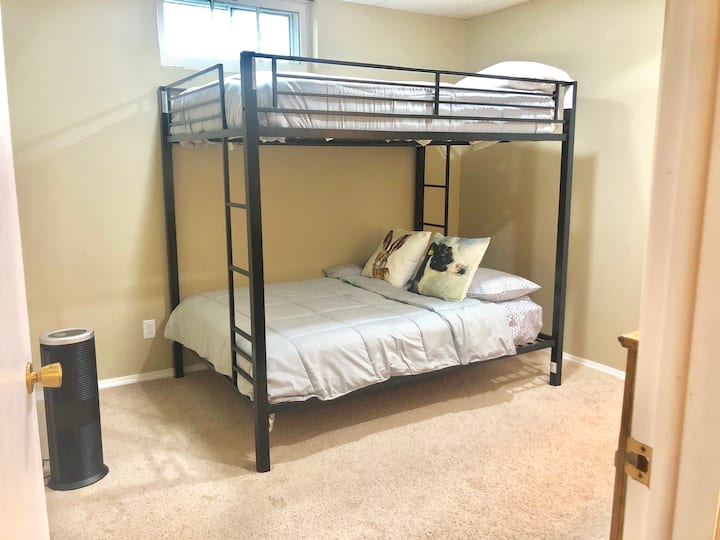 El dormitorio 3 (sótano) incluye una litera con 2 colchones nuevos de tamaño completo, protectores de colchones y sábanas.  También hay colchones y sábanas industriales, autoinflables/desinflables de tamaño completo disponibles (almacenados debajo de la litera).  