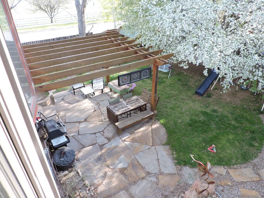 Backyard with outdoor table, chairs and a grill