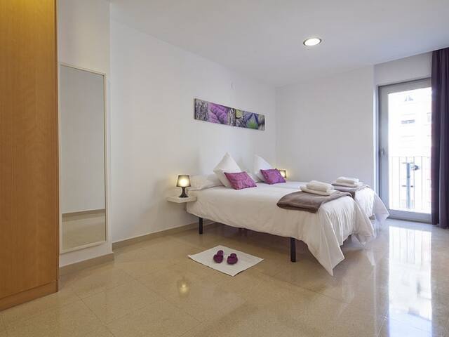 ch2x2a Grupo 2apartamentos Ramblas-Fira Barcelona gallery image 2