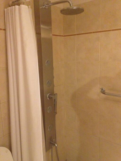 Ducha con hidromasaje vertical