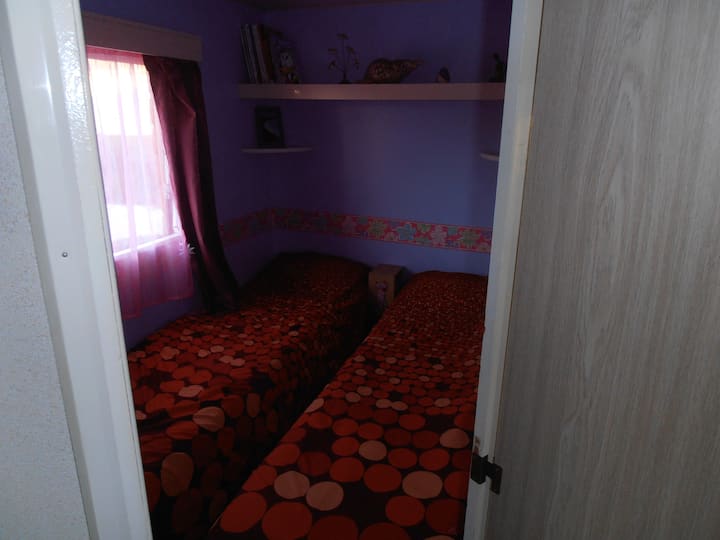 Pequeña habitación con dos camas