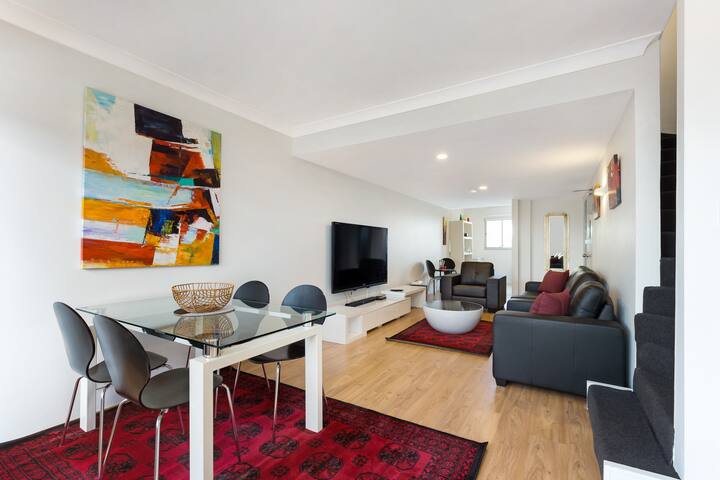 Modern 2 bedroom , great location , 2 car spaces . gallery image 3