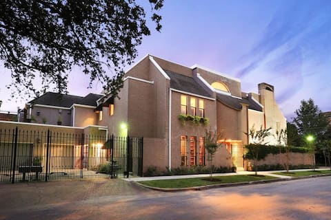 Top performing Airbnb: Modern Montrose 2-Room Suite with Kitchenette in Houston