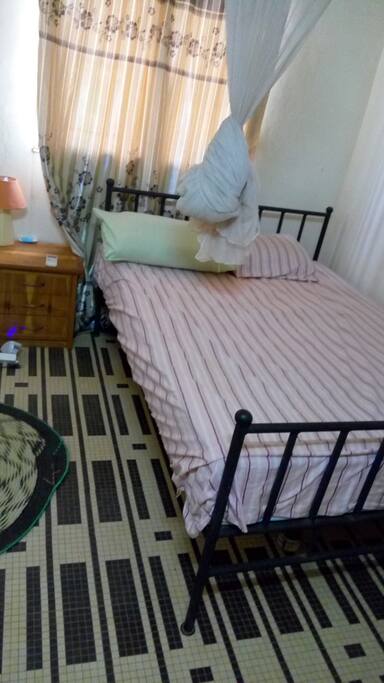 2e chambre avec climatisation et ventilateur