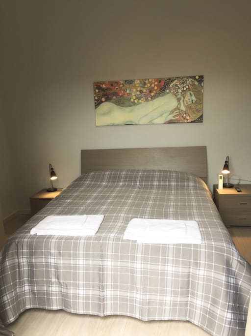 Camera da letto doppia con balcone e bagno privato