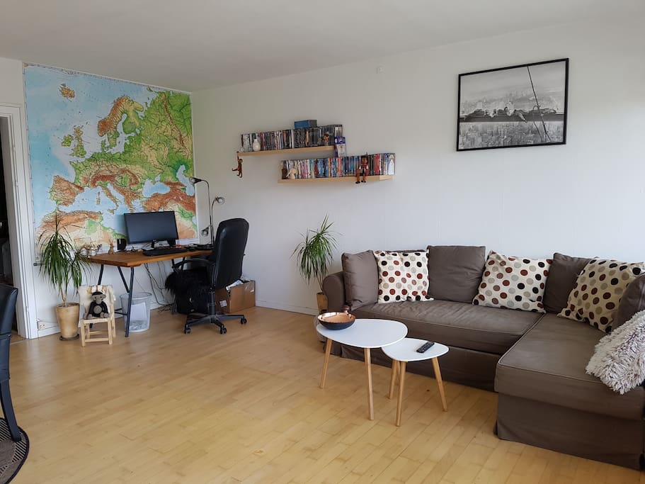 Living room with sofabed and desk
