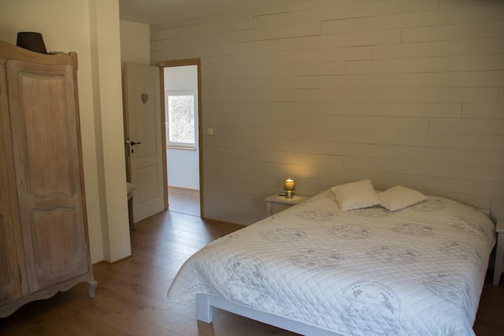 Slaapkamer 3: tweepersoonsbed van 160x200cm + 1 babybed van 60x120cm