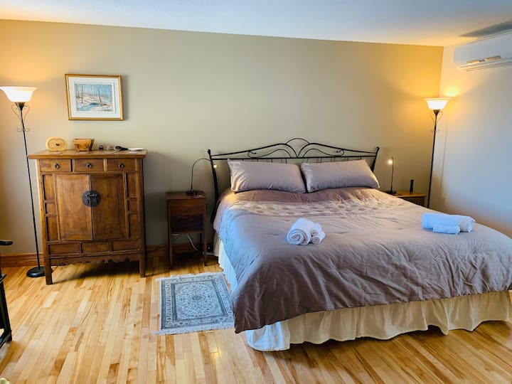 חדר שינה ראשי עם מיטת קינג סייז. (קליפורניה קינג סייז) 