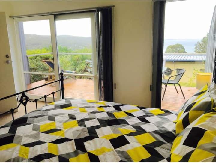 Მთავარ საძინებელს აქვს წვდომა ტერასაზე.