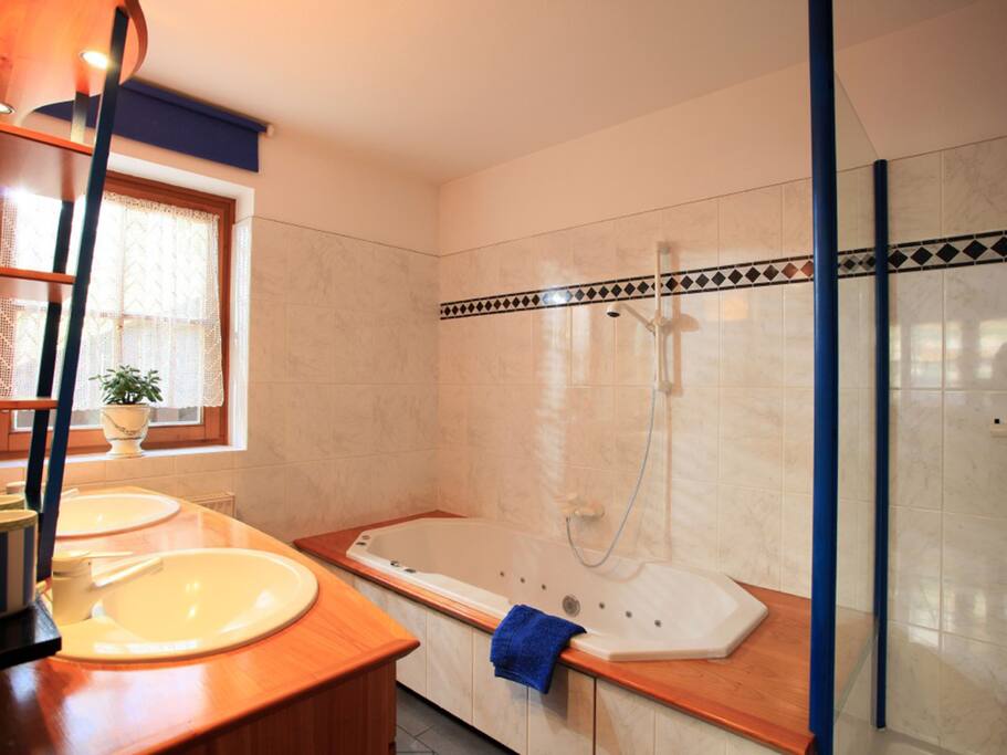 Badezimmer mit
Whirlpool