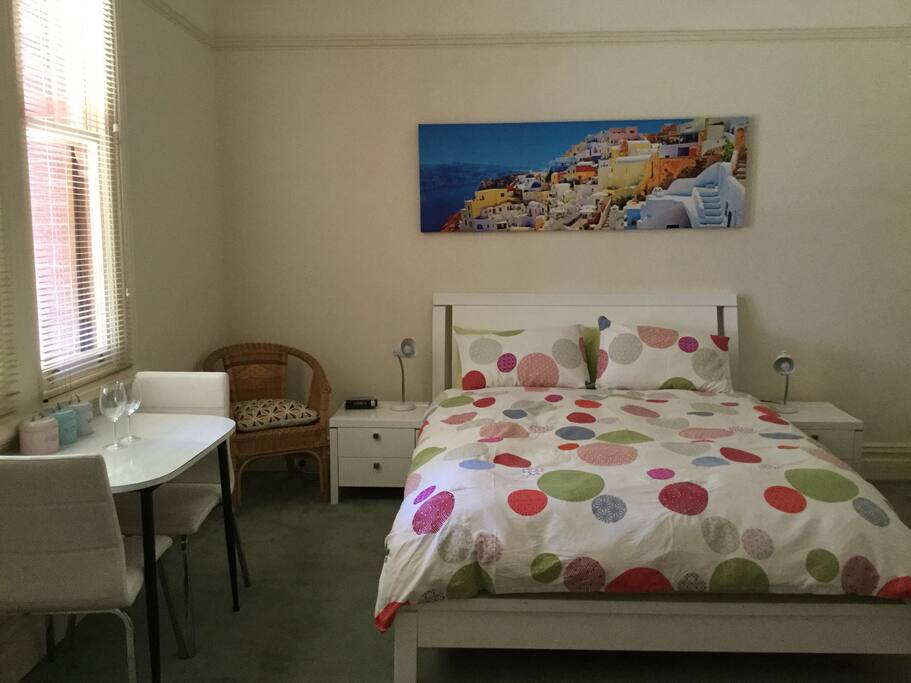 Queen bed & breakfast setting