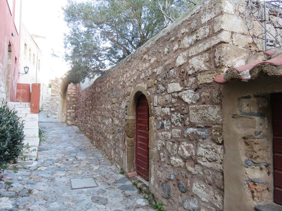 Entrance from the Kalderimi (main street)