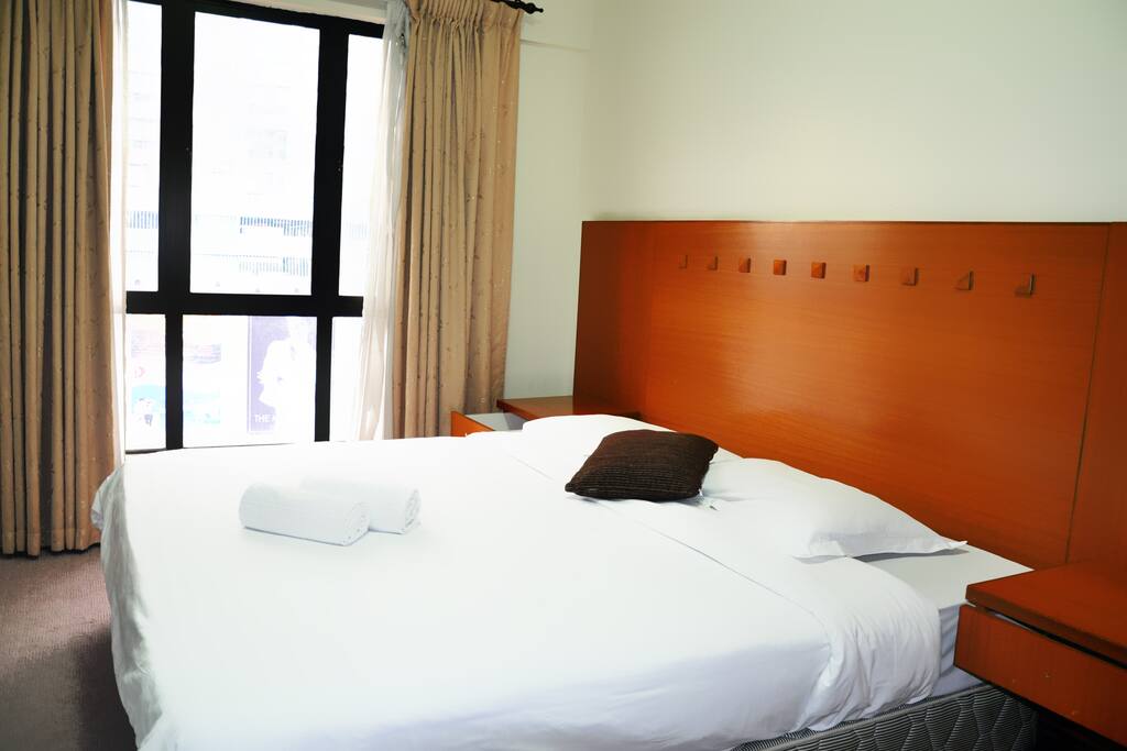 MASTER BEDROOM (KING BED)