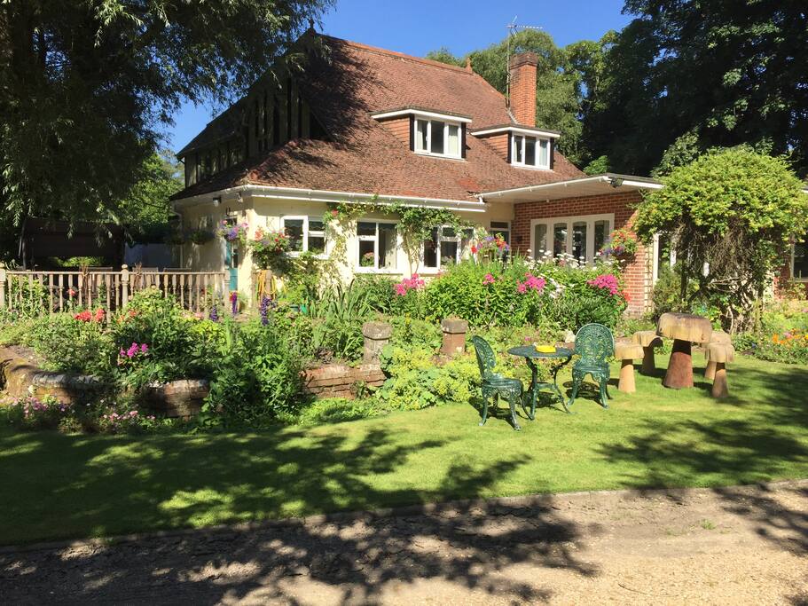 Picturesque, peaceful Kingswood Cottage