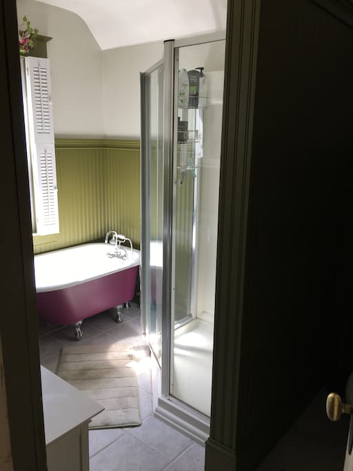 Bathroom has 3 foot shower & tub.