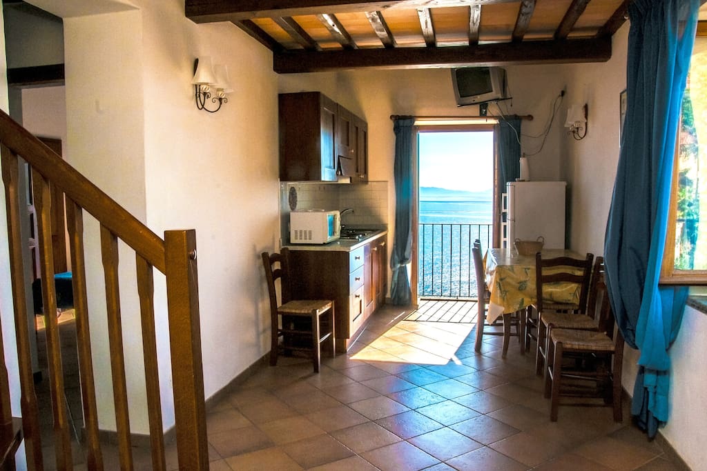 il soggiorno con la zona cucina