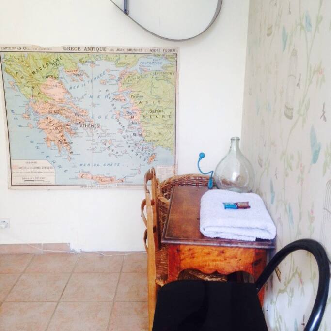 Petit bureau en bois / Serviette propre avec savons de Marseille