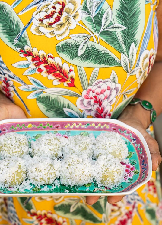 Show full-screen, host-provided image