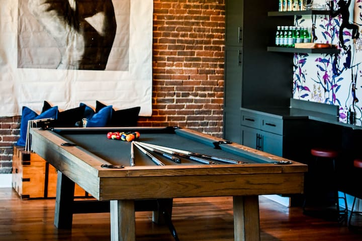 Luxury Loft w/ City View – 1 block from Broadway gallery image 2